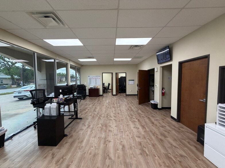 More Photos Of 901-911 N Sylvania Ave, Fort Worth Freestanding For Sale