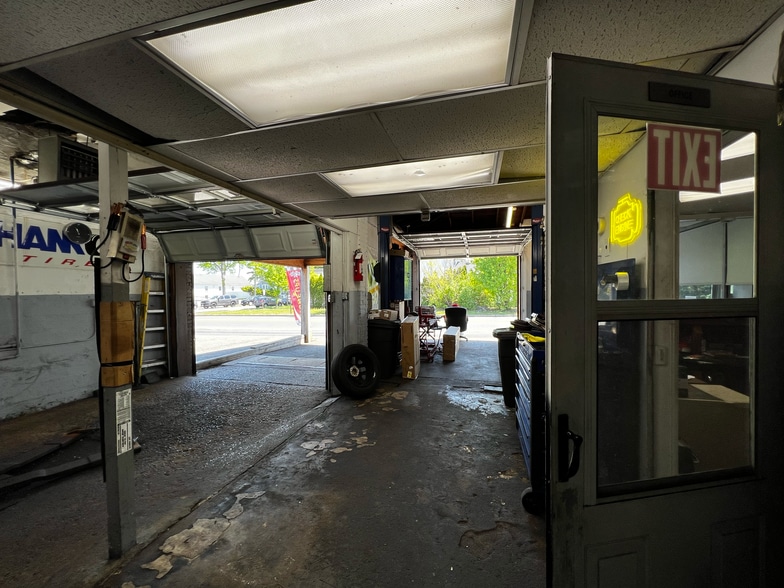 More Photos Of 4585 Amboy Rd, Staten Island Auto Repair For Sale