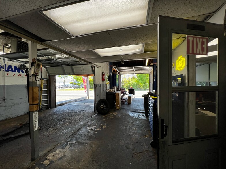 More Photos Of 4585 Amboy Rd, Staten Island Auto Repair For Sale