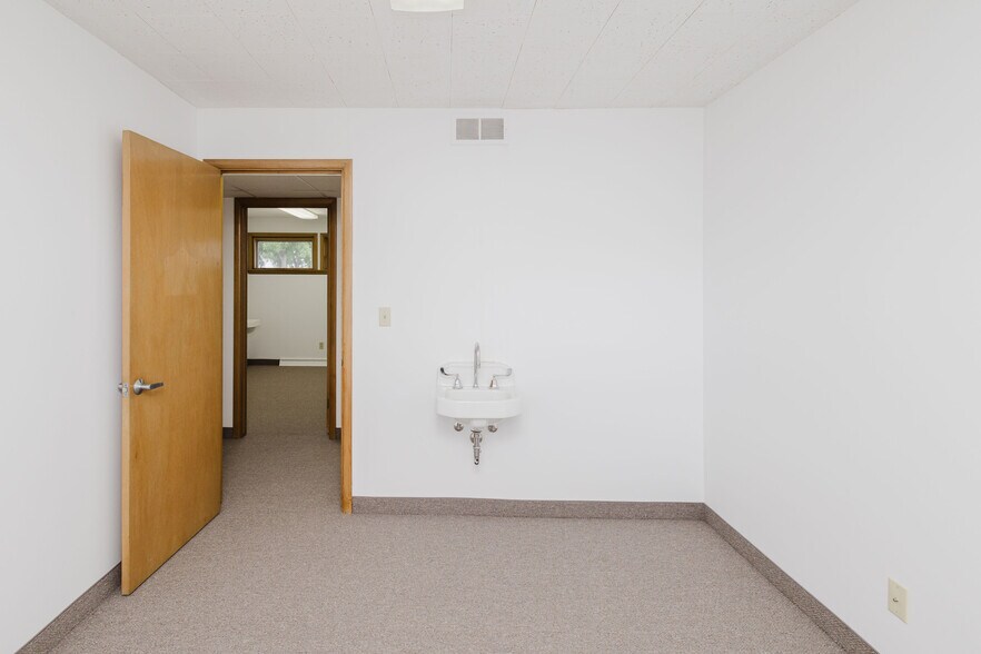 More Photos Of 506 Main St, Hollandale Office For Sale