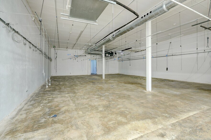 More Photos Of 36 NE 36th St, Oklahoma City Manufacturing For Lease