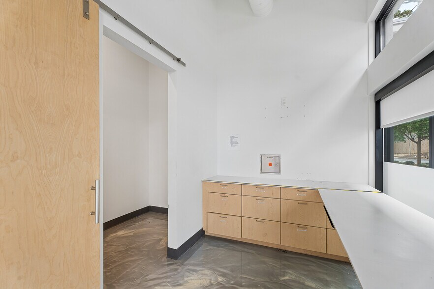 More Photos Of 1605 Howell Mill Rd NW, Atlanta Storefront Retail Office For Sale