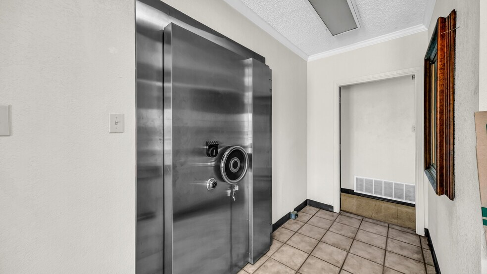 More Photos Of 107 Fannin St, Millsap Bank For Lease