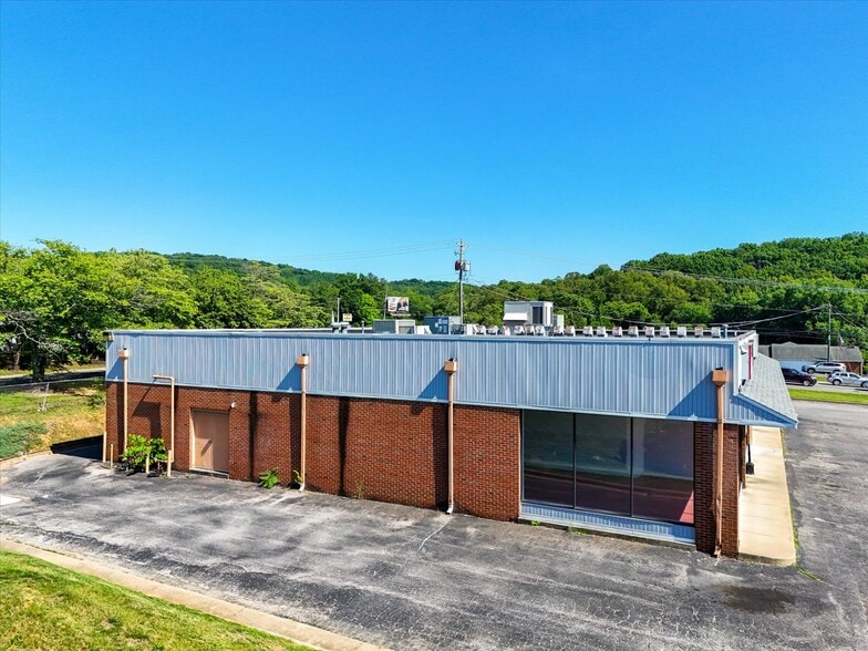 More Photos Of 1970 E Washington Ave, Vinton Storefront Retail Office For Lease