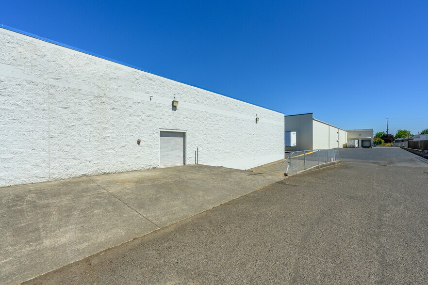 More Photos Of 1580 Mount Hood Ave, Woodburn Department Store For Lease