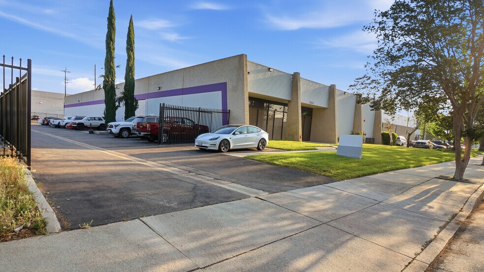 More Photos Of 20645 Bahama St, Chatsworth Manufacturing For Sale