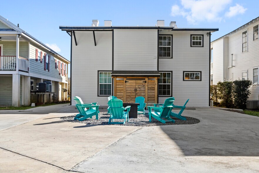 More Photos Of 782 Water St, Biloxi Office For Sale