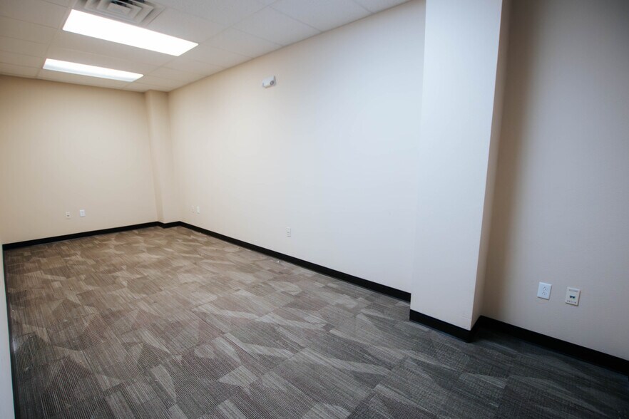 More Photos Of 9870 N Gateway Blvd, El Paso Office For Lease