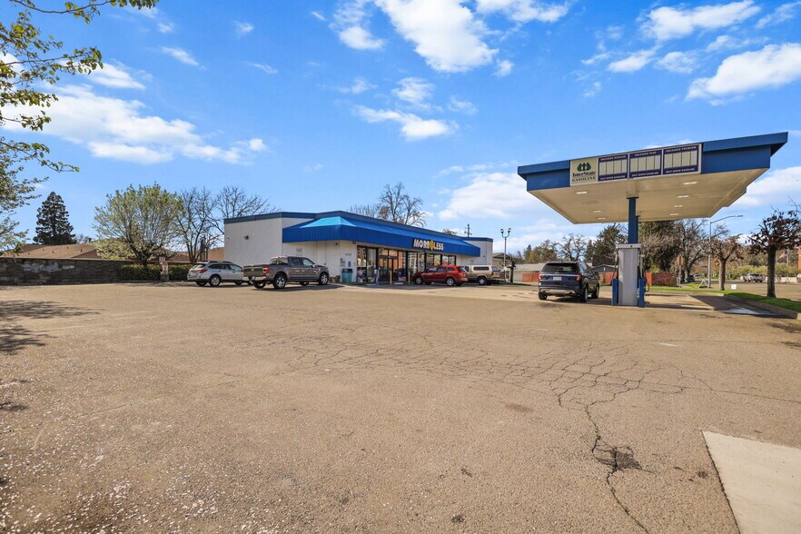 Primary Photo Of 1715 Walnut St, Red Bluff Service Station For Sale