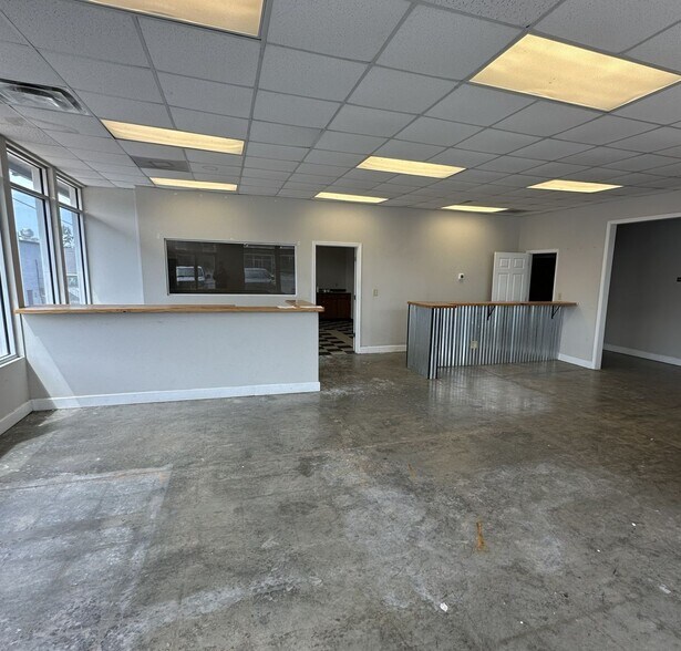 More Photos Of 27 N Pond St, Toccoa Flex For Lease