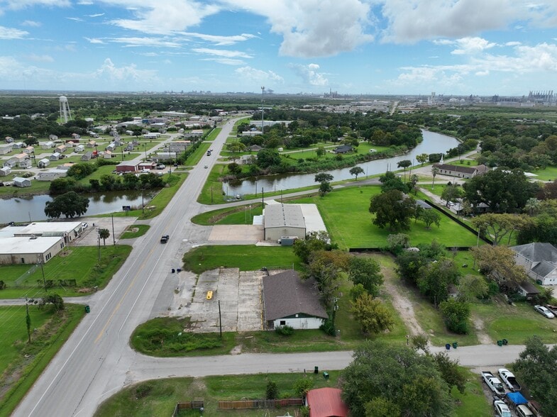 More Photos Of 3315 Fm 523 Rd, Oyster Creek Shelter For Sale