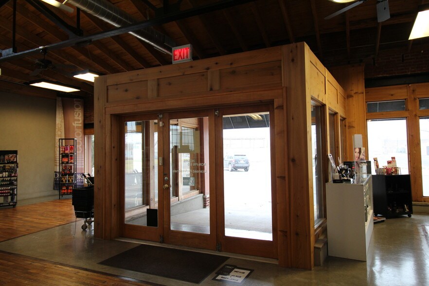 More Photos Of 315 S 9th St, Mount Vernon Showroom For Sale