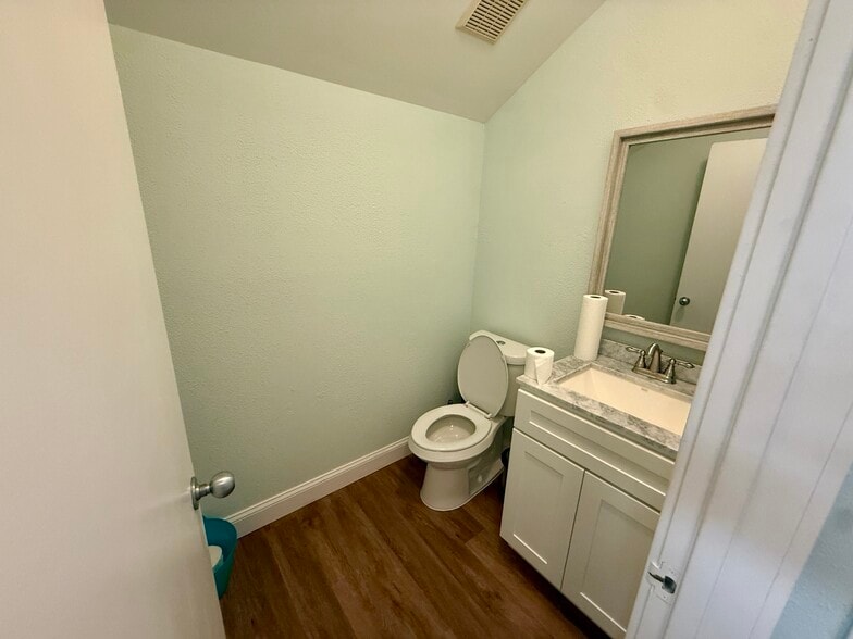 More Photos Of 1411 S 14th St, Fernandina Beach Office For Lease