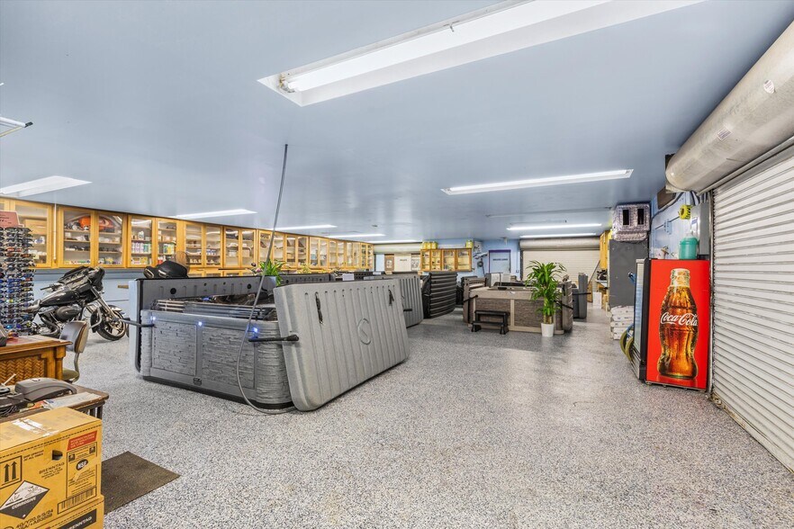 More Photos Of 10699 Aviation Blvd, Marathon General Retail For Sale