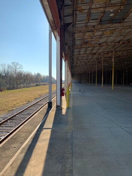 More Photos Of 1523 Midfield Industrial Blvd, Birmingham Distribution For Lease