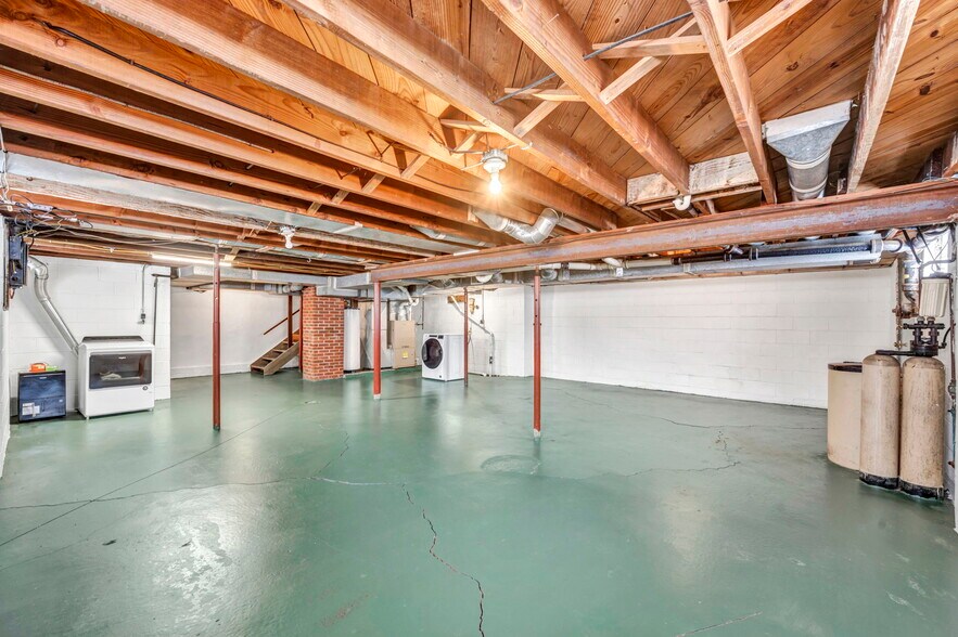 More Photos Of 4085 Herner County Line Rd, Southington Showroom For Sale