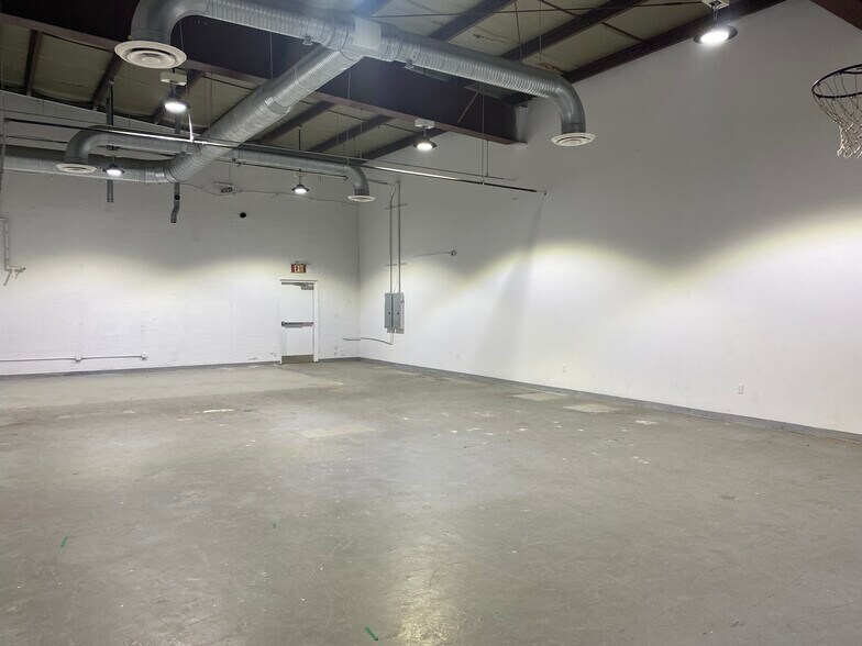 More Photos Of 5301 E Princess Anne Rd, Norfolk Flex For Lease