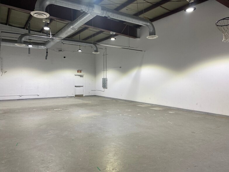 More Photos Of 5301 E Princess Anne Rd, Norfolk Flex For Lease