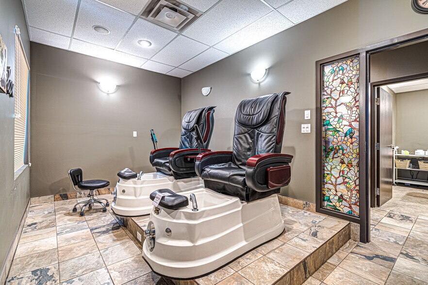 More Photos Of 2602 50 Av, Lloydminster Showroom For Sale