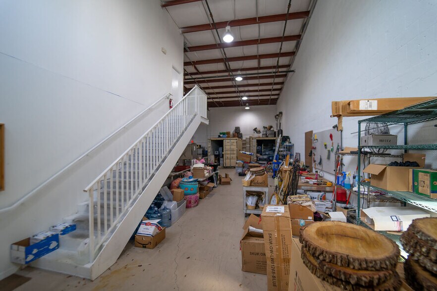 More Photos Of 1095 Business Ln, Naples Showroom For Sale