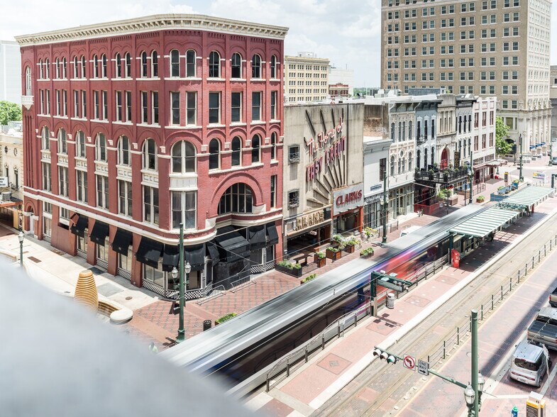 Primary Photo Of 405 Main St, Houston Office For Lease