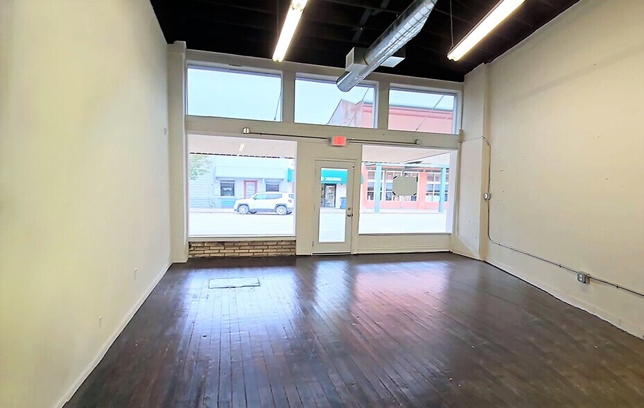 More Photos Of 200 E Court St, Seguin General Retail For Sale