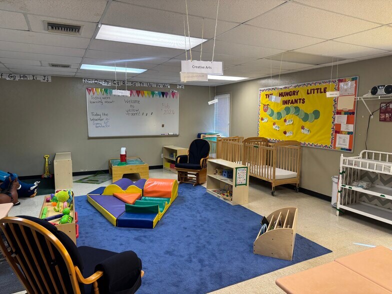 More Photos Of 10100 Ridgeview Dr, The Village Specialty For Sale