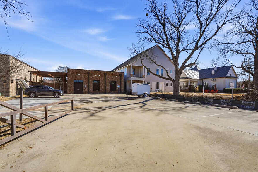 More Photos Of 309 N Oak St, Roanoke Office For Sale