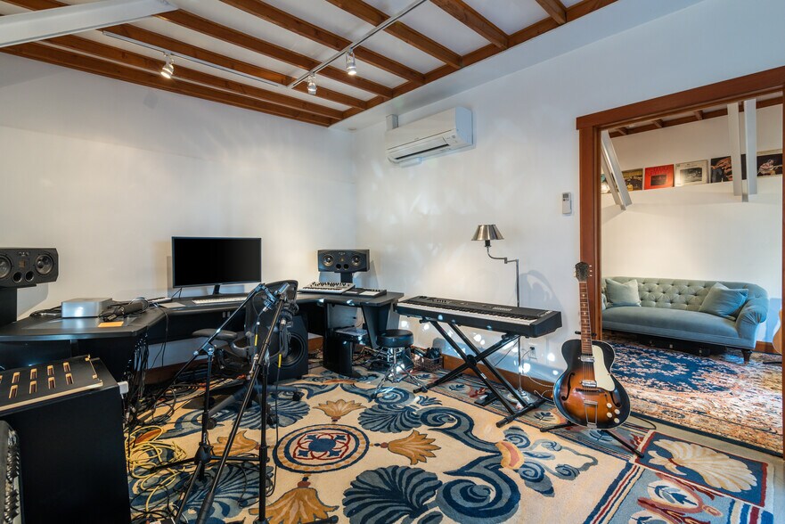 More Photos Of 1117 Abbot Kinney Blvd, Venice Loft Creative Space For Lease