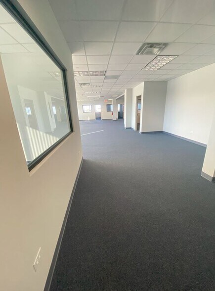 More Photos Of 621 Busse Rd, Bensenville Warehouse For Lease