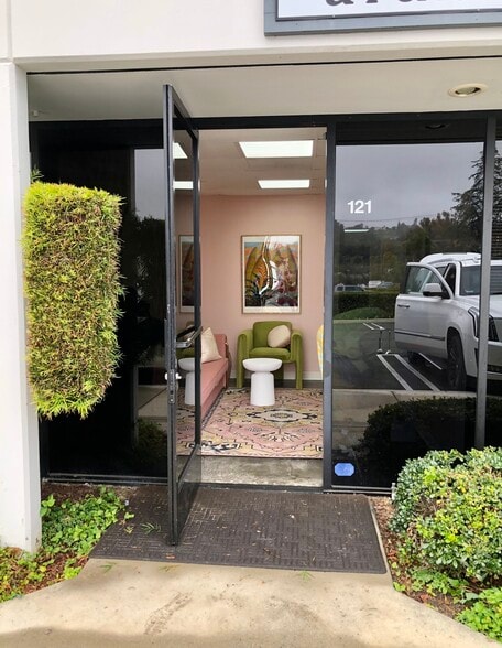 More Photos Of 27071 Cabot Rd, Laguna Hills Showroom For Lease