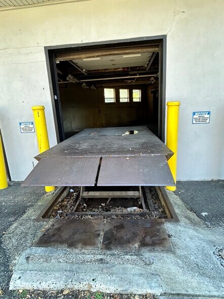 More Photos Of 395 Broad Ave, Ridgefield Warehouse For Lease