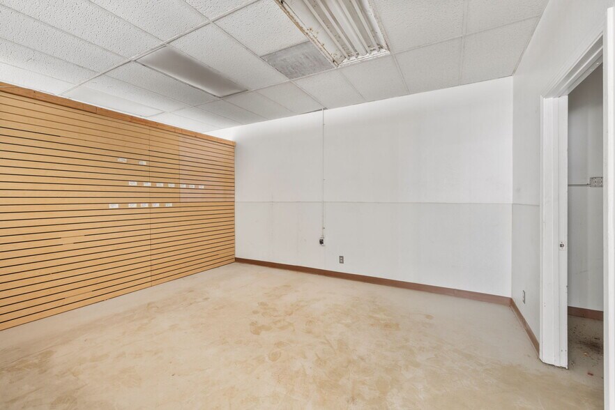 More Photos Of 800 S Vella Rd, Palm Springs Warehouse For Lease
