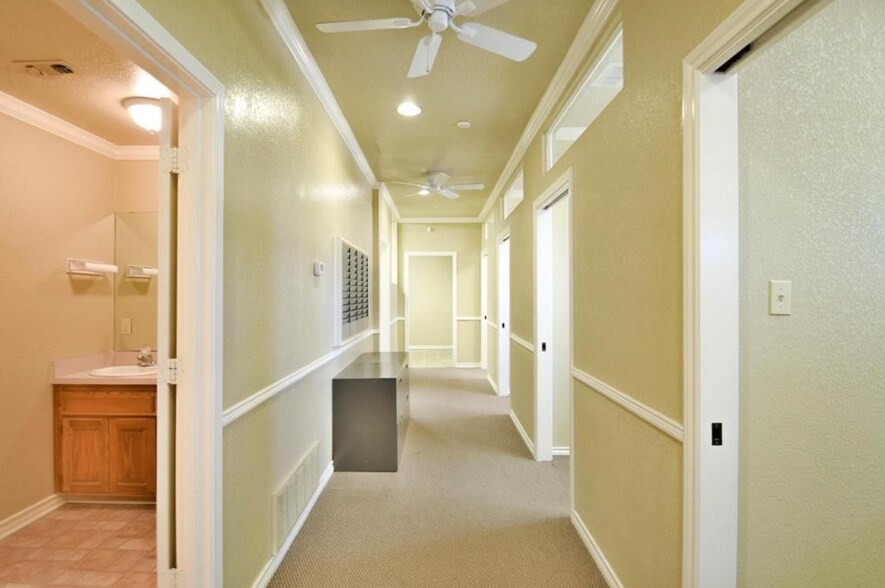 More Photos Of 606 S Harbor Ct, Granbury Office For Lease