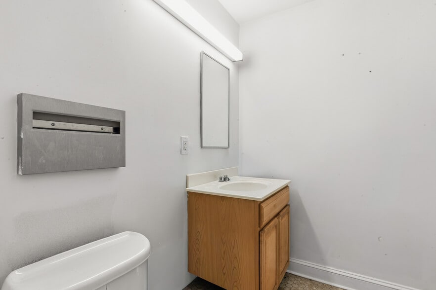 More Photos Of 1512 Marion Barry Ave SE, Washington Office For Sale