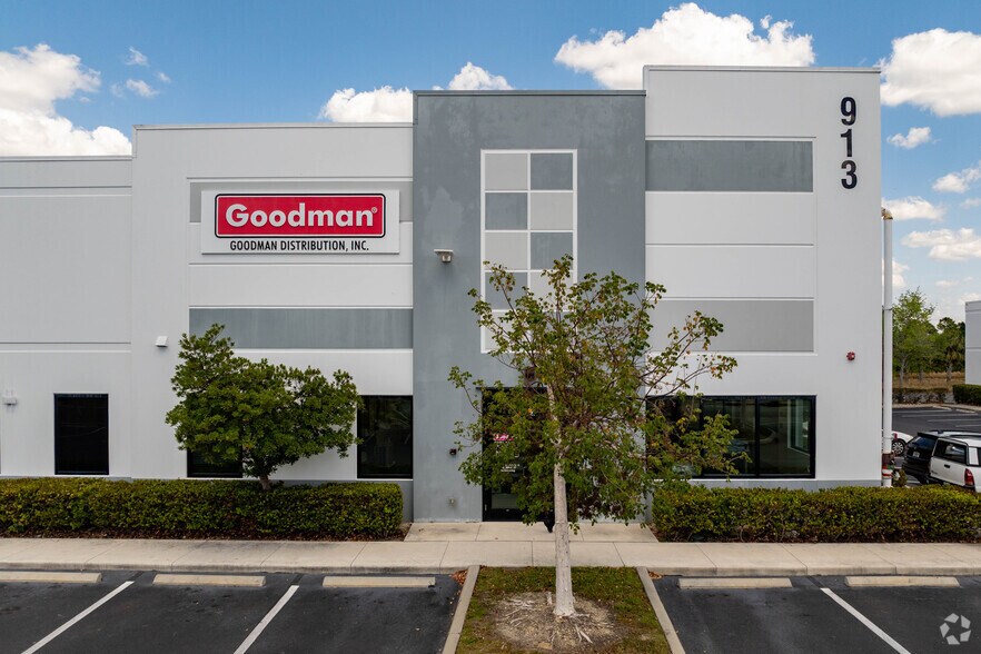 More Photos Of 911 E Industrial Cir, Cape Coral Warehouse For Lease