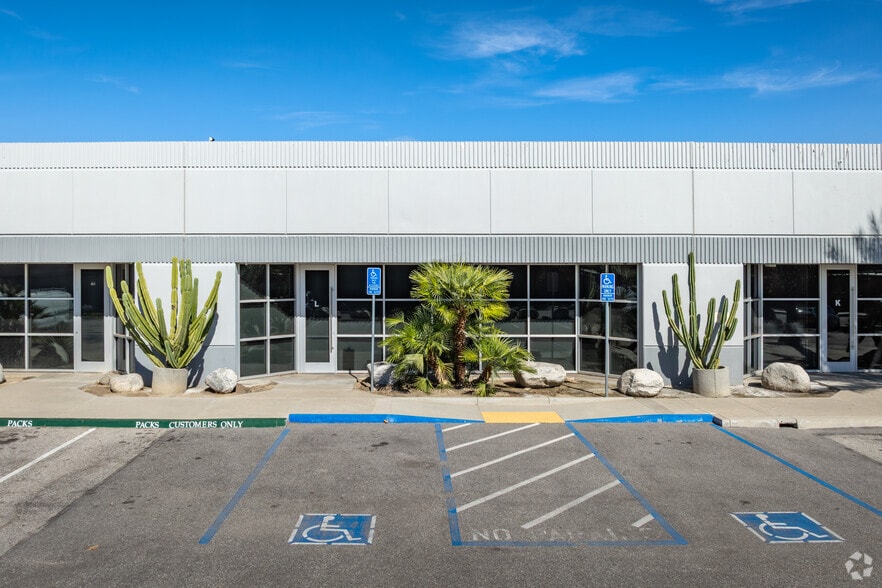 More Photos Of 2211 S Hunts Ln, San Bernardino Showroom For Lease