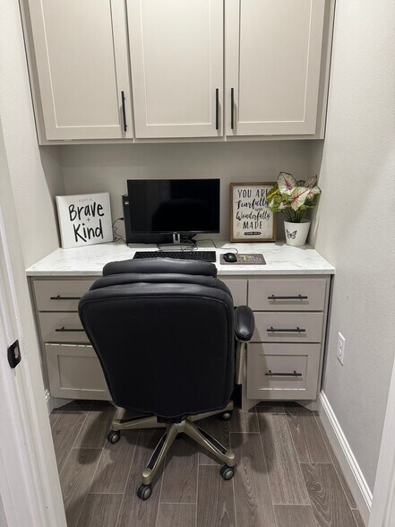 More Photos Of 105 Canyon Lake Cir, Lumberton Office For Sale