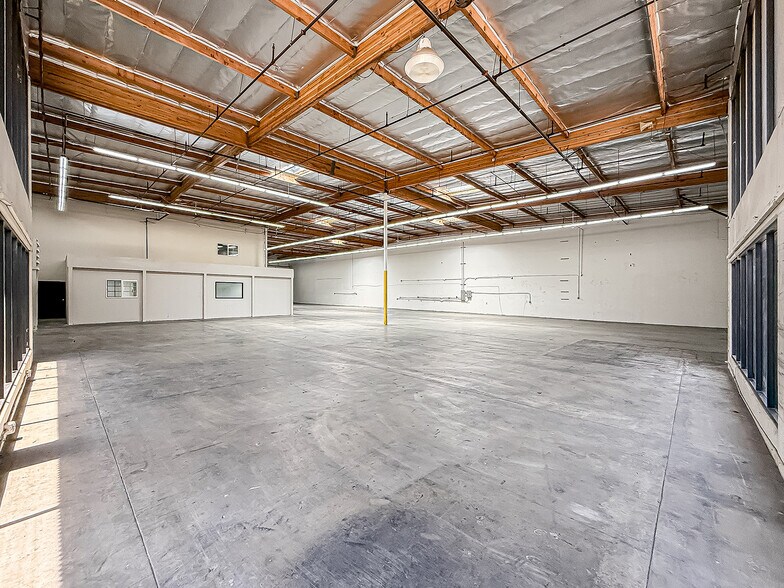 More Photos Of 9420 Chivers Ave, Sun Valley Warehouse For Lease