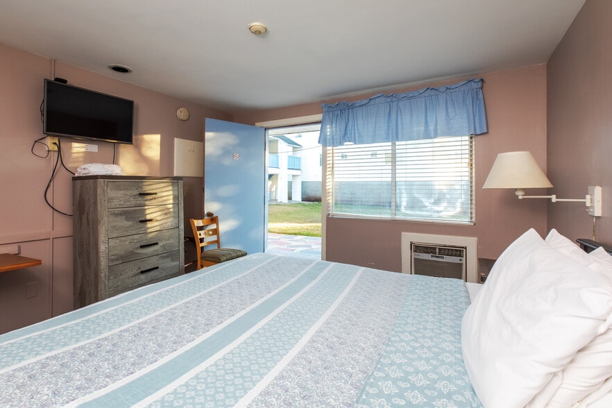 More Photos Of 198 Ashworth Ave, Hampton Hotel For Sale