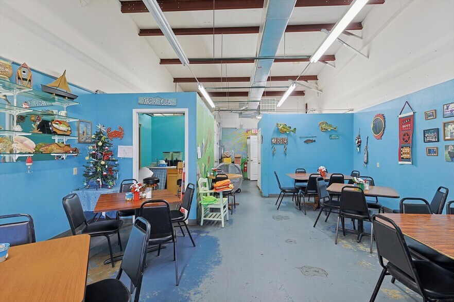 More Photos Of 317 W FM 120, Pottsboro General Retail For Sale