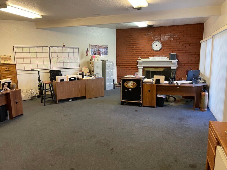 More Photos Of 1711 E 20th St, Signal Hill Service For Sale