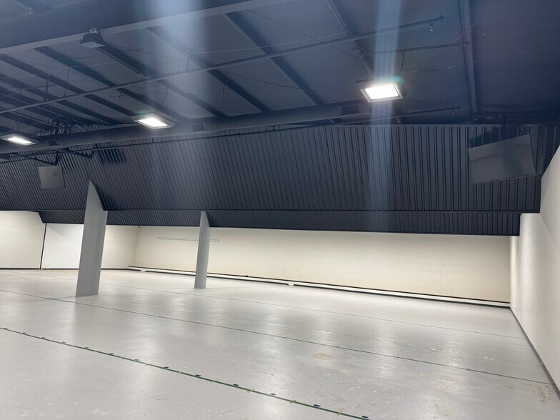 More Photos Of 8317 Gateway Ter, Oklahoma City Warehouse For Sale