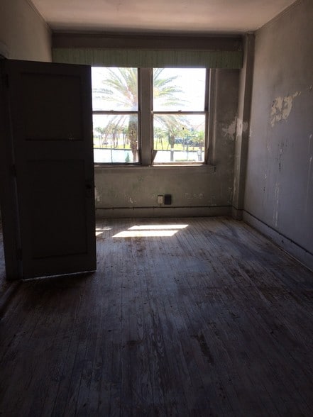 More Photos Of 200-206 S Beach St, Daytona Beach Storefront Retail Office For Sale