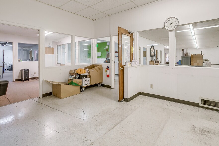 More Photos Of 1841 W Division St, Arlington Warehouse For Sale