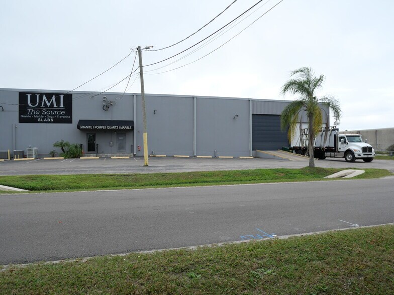 More Photos Of 5104-5108 W Hanna Ave, Tampa Warehouse For Lease