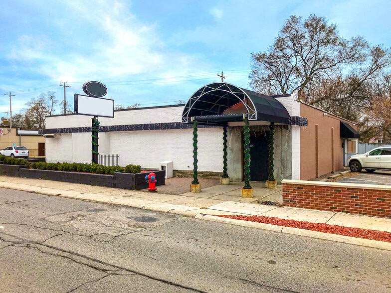Primary Photo Of 1815 N Main St, Royal Oak Bar For Lease