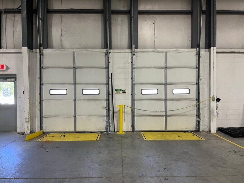 More Photos Of 460 E Plaza Dr, Mooresville Distribution For Lease