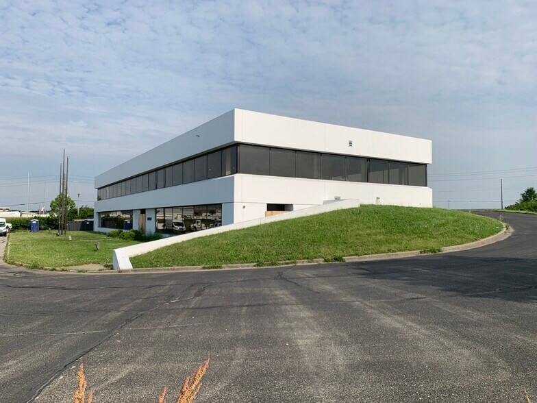 More Photos Of 5850 Fortune Cir W, Indianapolis Flex For Sale