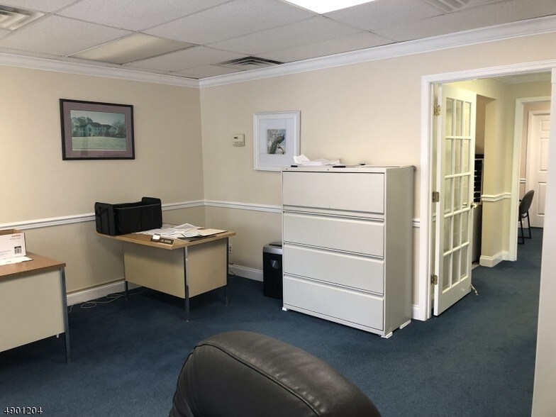 More Photos Of 435 Hollywood Ave, Fairfield Freestanding For Lease